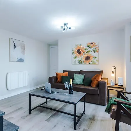 New! Stylish 2-bed In By 53 Degrees Property, Great Location - Sleeps 6!