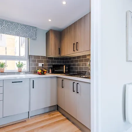New! Stylish 2-bed In By 53 Degrees Property, Great Location - Sleeps 6! Manchester