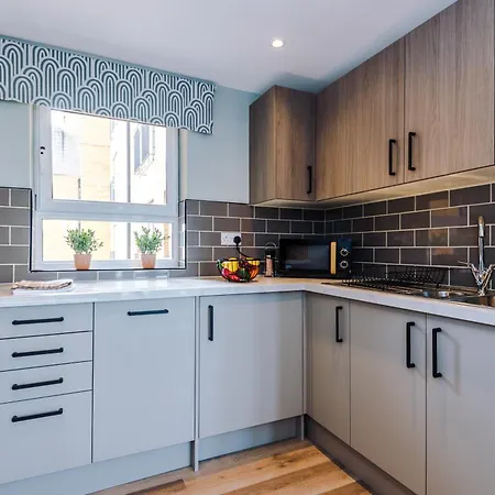 New! Stylish 2-bed In By 53 Degrees Property, Great Location - Sleeps 6!