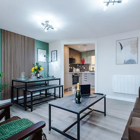 New! Stylish 2-bed In By 53 Degrees Property, Great Location - Sleeps 6! Manchester