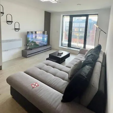 Апартаменты In Salford With Amazing View *