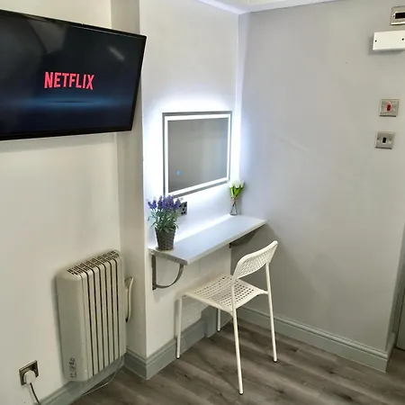 Bnbee - - Spacious Studio Apartment *