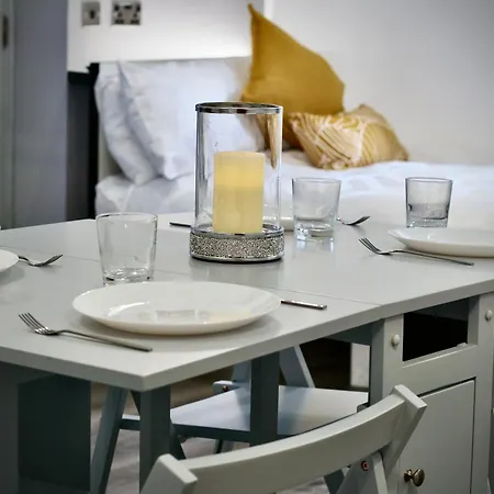 Bnbee - - Spacious Studio Manchester