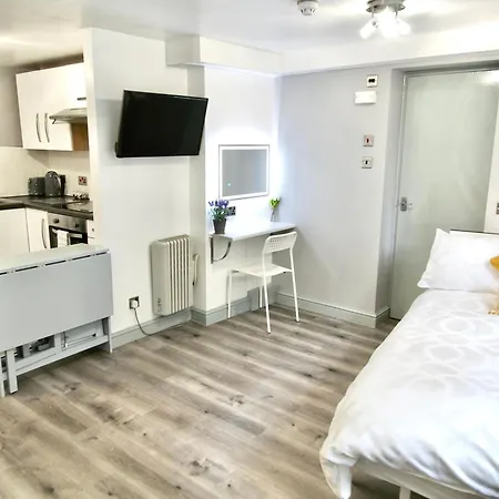 Bnbee - - Spacious Studio Apartment *
