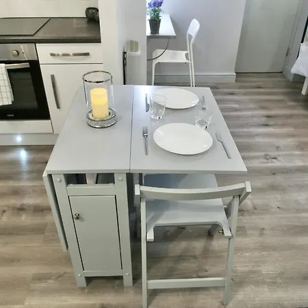 Bnbee - - Spacious Studio Apartment *