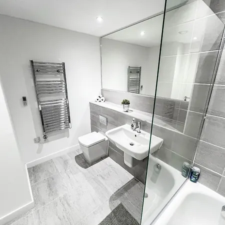 Lavish Living Huge Long Term Savings For Contractors Relocators Profressionals * Manchester