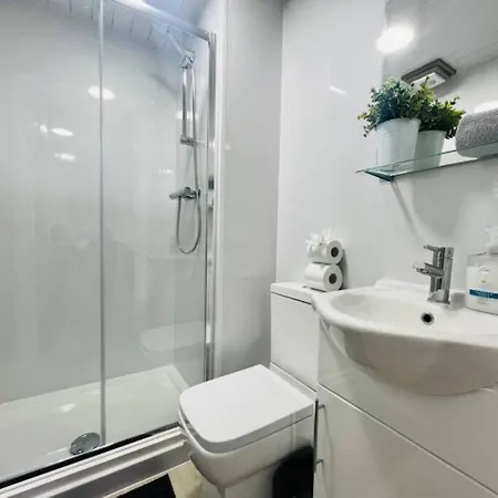 Onpoint - Convenient Studio - Old Trafford! *