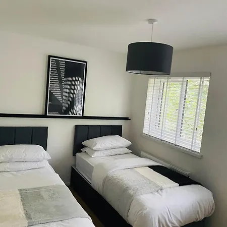 Live Coop Apartment-entire House With Free Parking And Garden- Etihad Stadium مانشستر