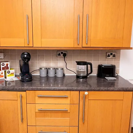 3 Bedroom House With En-suite Free Wifi And Parking *