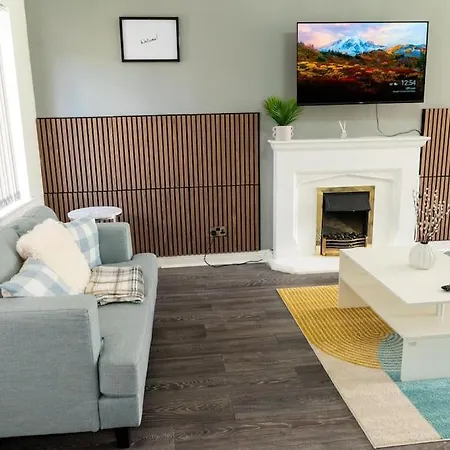 3 Bedroom House With En-suite Free Wifi And Parking * Manchester