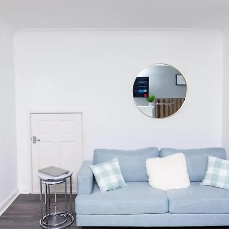 Holiday home 3 Bedroom House Free Wifi And Parking