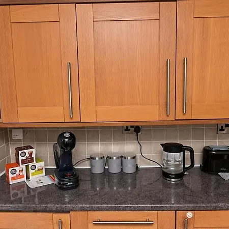 3 Bedroom House With En-suite Free Wifi And Parking *