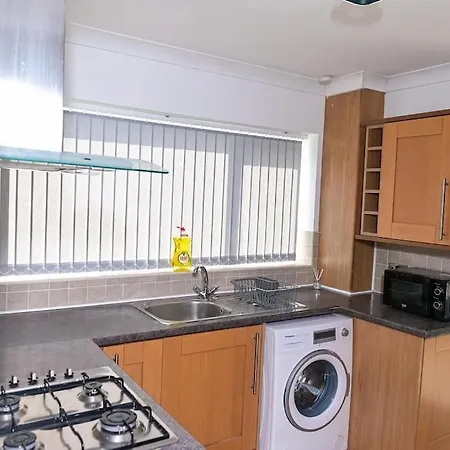 3 Bedroom House Free Wifi And Parking Manchester