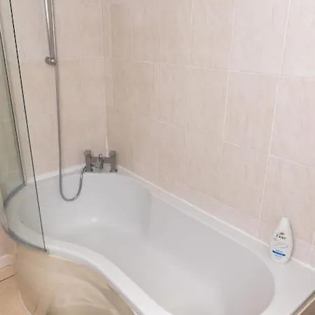 Holiday home 3 Bedroom House With En-suite Free Wifi And Parking