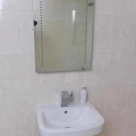 3 Bedroom House Free Wifi And Parking *