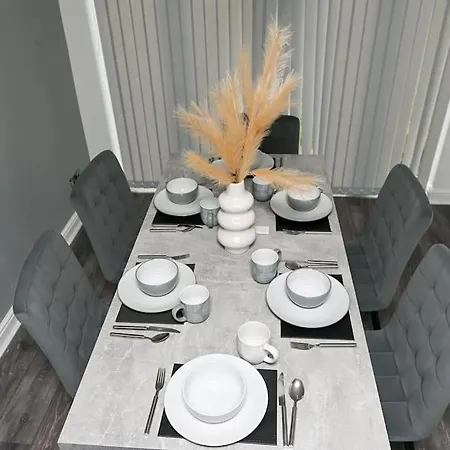 3 Bedroom House With En-suite Free Wifi And Parking Holiday home