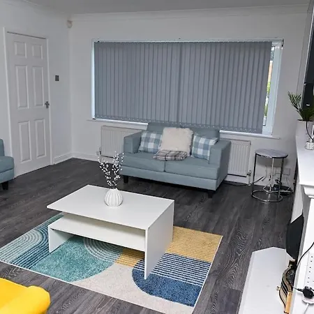 3 Bedroom House With En-suite Free Wifi And Parking Holiday home