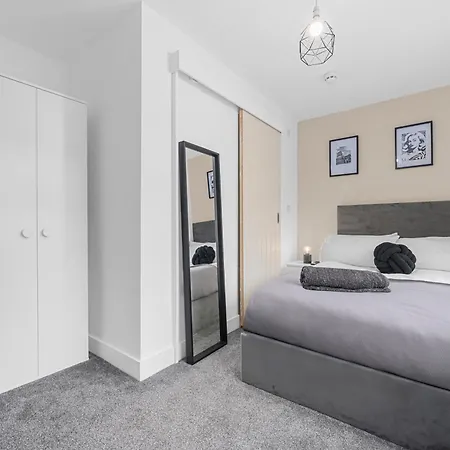 Morden En-suite - Close Cente & Etihad Stadium ホームステイ *