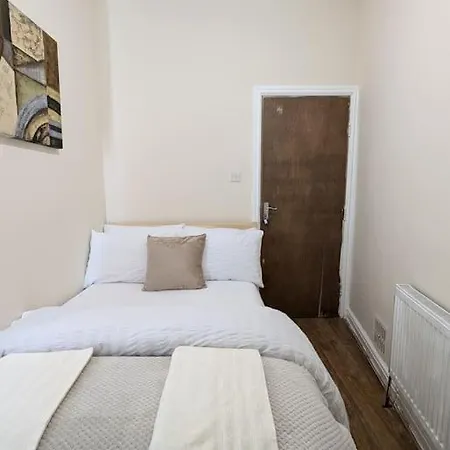 Entire 2 Bedroom Cosy Flat Near Centre