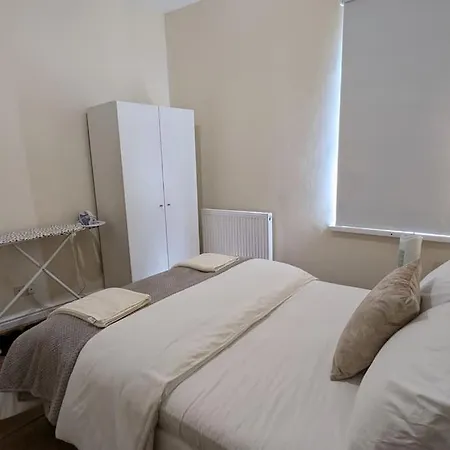 Entire 2 Bedroom Cosy Flat Near Centre דירה *