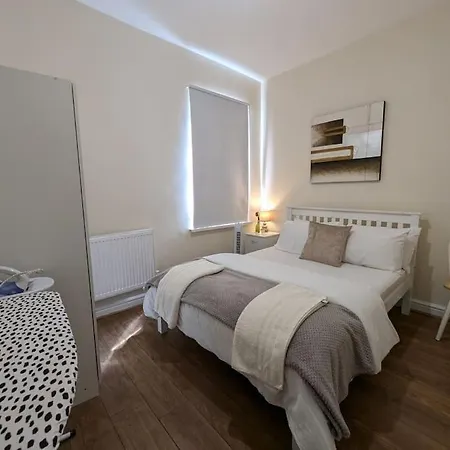 Entire 2 Bedroom Cosy Flat Near Centre *