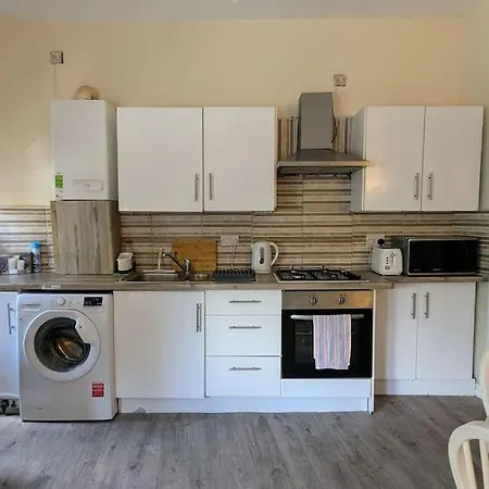 Entire 2 Bedroom Cosy Flat Near Centre *