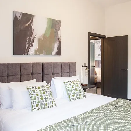 New! Stylish & Modern With Free Parking! Book Now! * マンチェスター