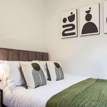 New! Stylish & Modern With Free Parking! Book Now! * Manchester