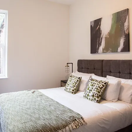 Apartment New! Stylish & Modern With Free Parking! Book Now!