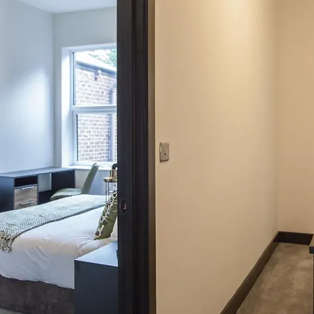 New! Stylish & Modern With Free Parking! Book Now! * Manchester