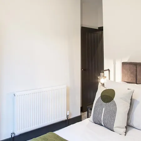 New! Stylish & Modern With Free Parking! Book Now!