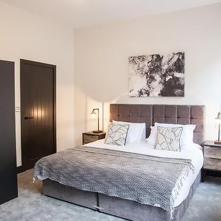 New! Stylish & Modern With Free Parking! Book Now! Manchester