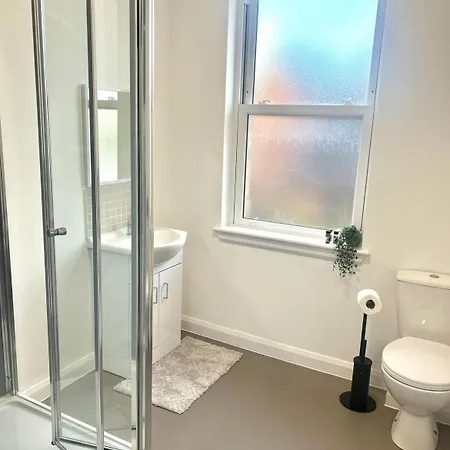 Failsworth 6 With Free Gated Parking Apartment *