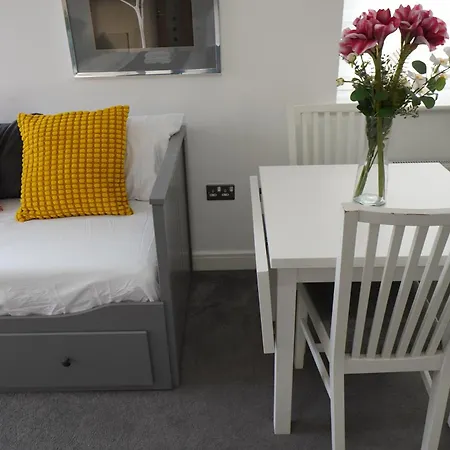 Luxury - Pick A - Free Parking & Kitchen Access, Near Etihad Stadium, The Coop Live & Piccadilly Station, Séjour chez l'habitant