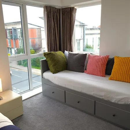 Luxury - Pick A - Free Parking & Kitchen Access, Near Etihad Stadium, The Coop Live & Piccadilly Station, Séjour chez l'habitant Manchester