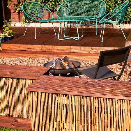 Chic Family With Garden Fire Pit & Event Space, Hot Tub Manchester