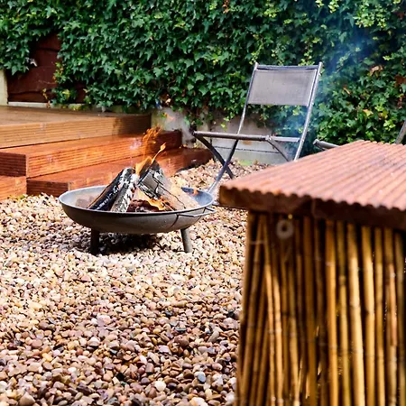 Chic Family Home With Garden Fire Pit & Event Space, Hot Tub * Manchester
