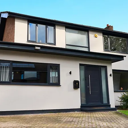 Chic Family With Garden Fire Pit & Event Space, Hot Tub Holiday home