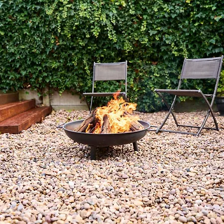 Holiday home Chic Family With Garden Fire Pit & Event Space, Hot Tub *
