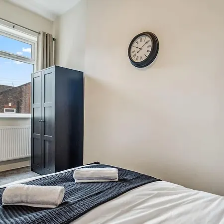 Large 3bdr House By Vista Short Lets & Serviced Glasgow With Pool Table & Free Wifi Holiday home *