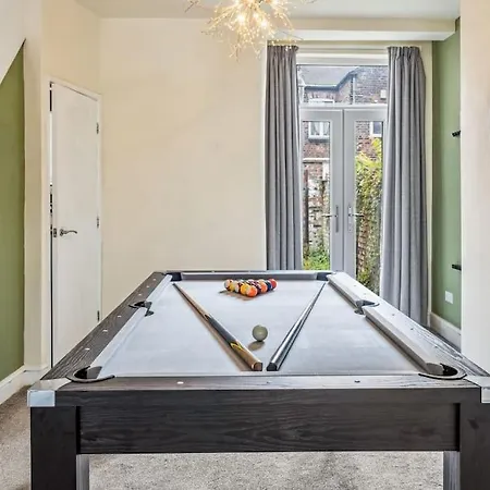 Holiday home Large 3 Bed House With Pool Table & 5x Double Beds By Vista Short Lets Manchester