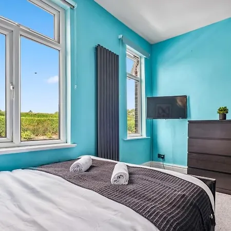 Large 3bdr House By Vista Short Lets & Serviced Glasgow With Pool Table & Free Wifi *