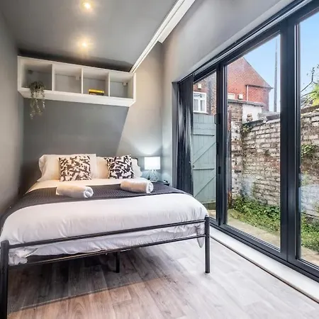 Holiday home Large 3 Bed House With Pool Table & 5x Double Beds By Vista Short Lets *