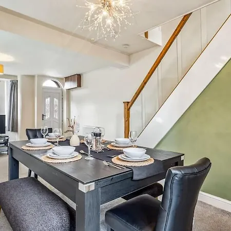 Large 3bdr House By Vista Short Lets & Serviced Glasgow With Pool Table & Free Wifi *