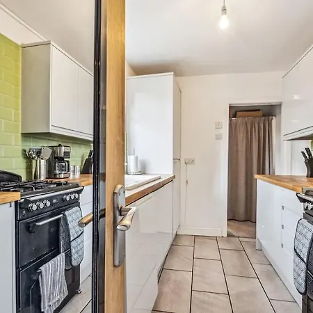 Holiday home Large 3 Bed House With Pool Table & 5x Double Beds By Vista Short Lets *