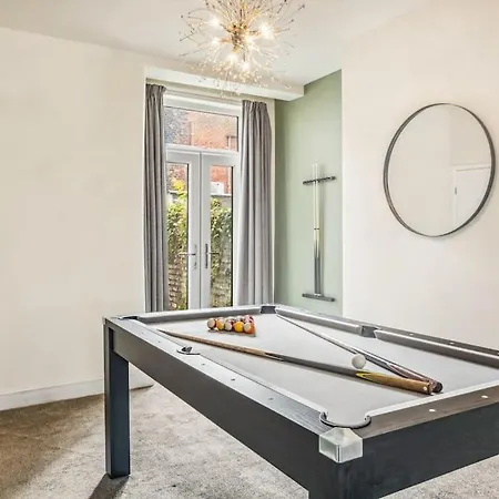 Large 3 Bed House With Pool Table & 5x Double Beds By Vista Short Lets *