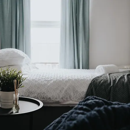 Vibrant & Spacious 3br House, Near & Salford Quays, Free Parking דירה מנצ'סטר