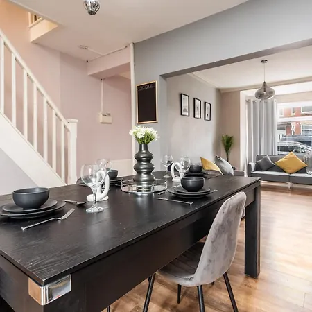 Vibrant & Spacious 3br House, Near & Salford Quays, Free Parking *