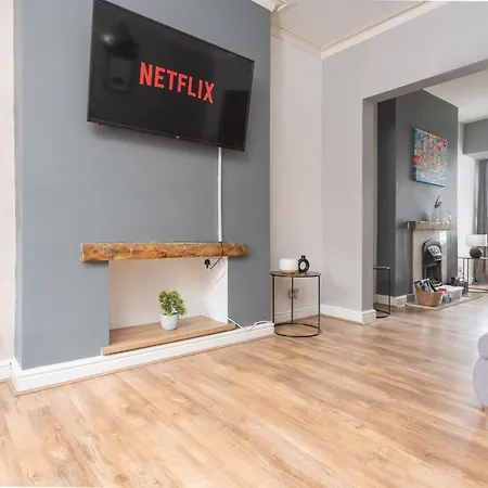 Vibrant & Spacious 3br House, Near & Salford Quays, Free Parking