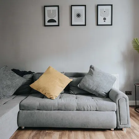 Apartament Modern & Spacious - Pool Table - Free Parking - Sleeps 10 *